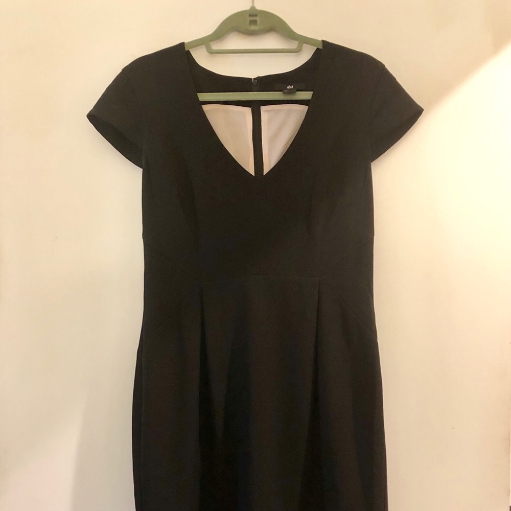 Cap-sleeve sheath LBD